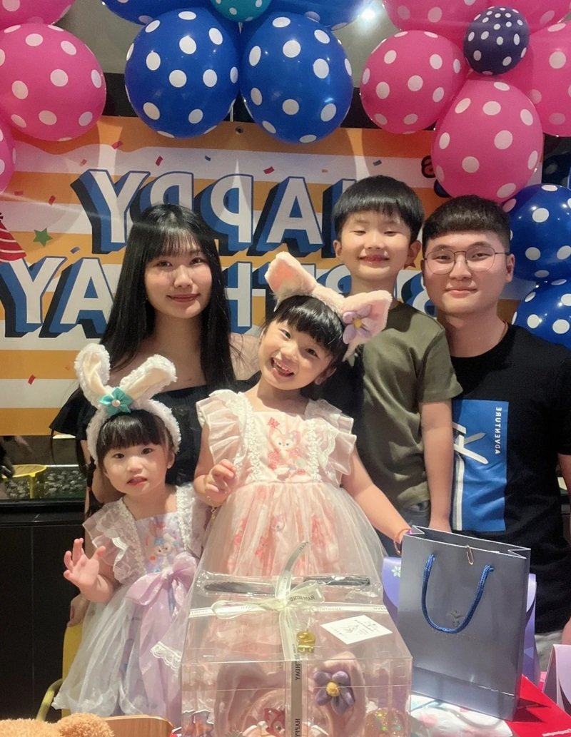 hình ảnh gia đình 5 người cute 23