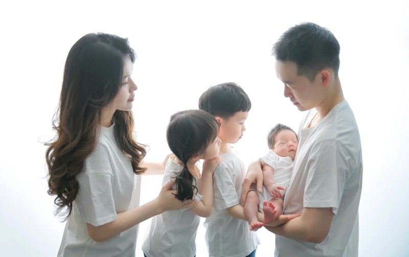 hình ảnh gia đình 5 người cute 30