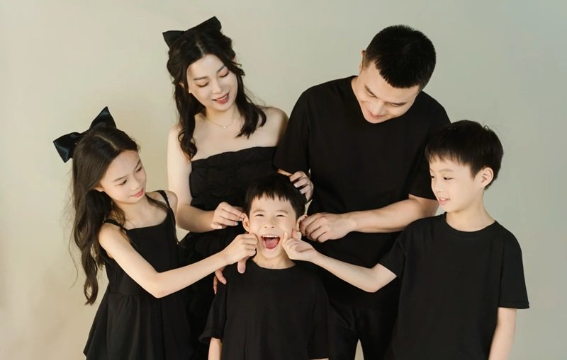 hình ảnh gia đình 5 người cute 38