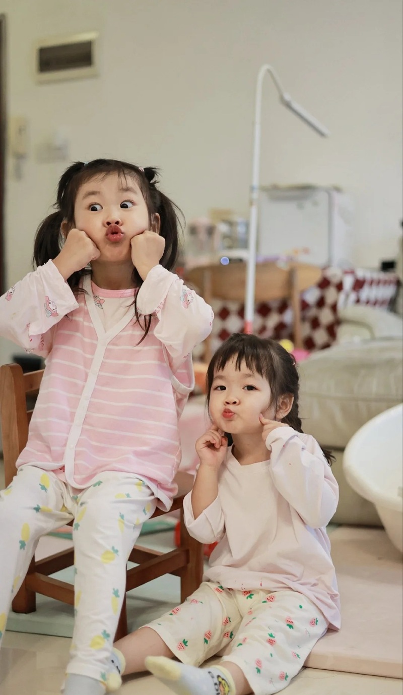 hình ảnh hai chị em cute 10