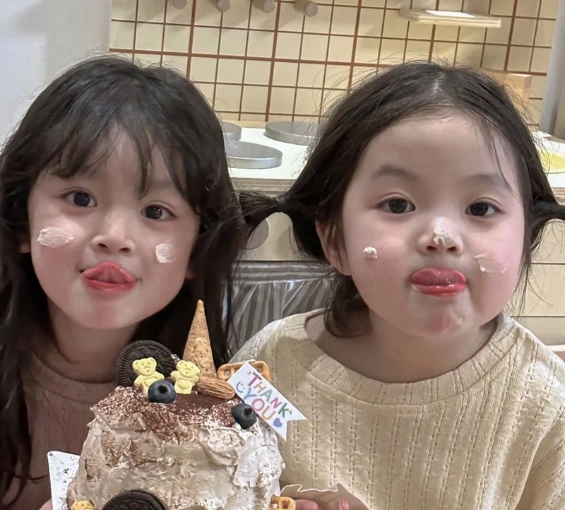 hình ảnh hai chị em cute 13