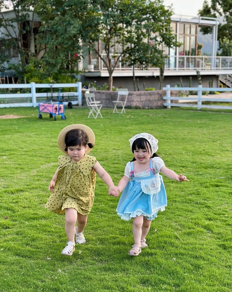 hình ảnh hai chị em cute 31