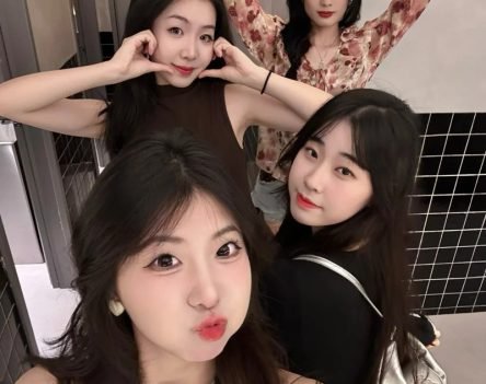 Hình ảnh nhóm bạn thân 4 người cute khiến dân mạng tan chảy