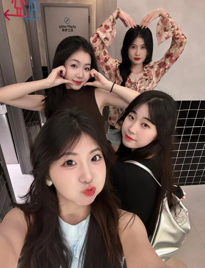 hình ảnh nhóm bạn thân 4 người cute 23