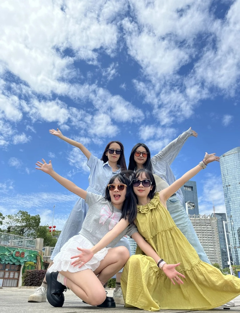 hình ảnh nhóm bạn thân 4 người cute 3