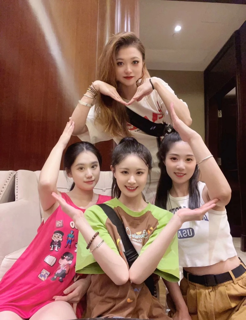 hình ảnh nhóm bạn thân 4 người cute 5