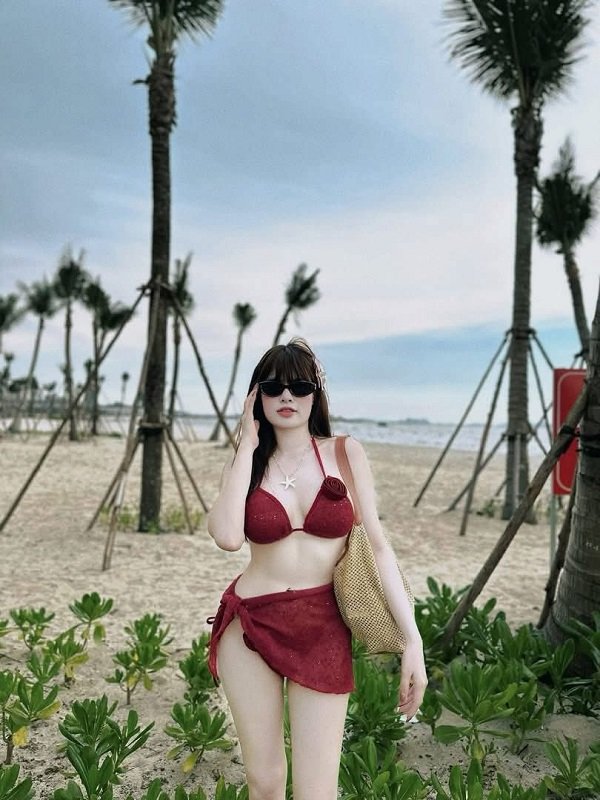 ảnh gái mặc bikini lọt khe màu đỏ