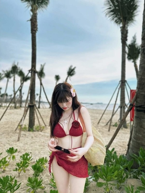 bikini lọt khe màu đỏ (22)