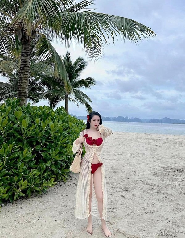 bikini lọt khe màu đỏ (7)