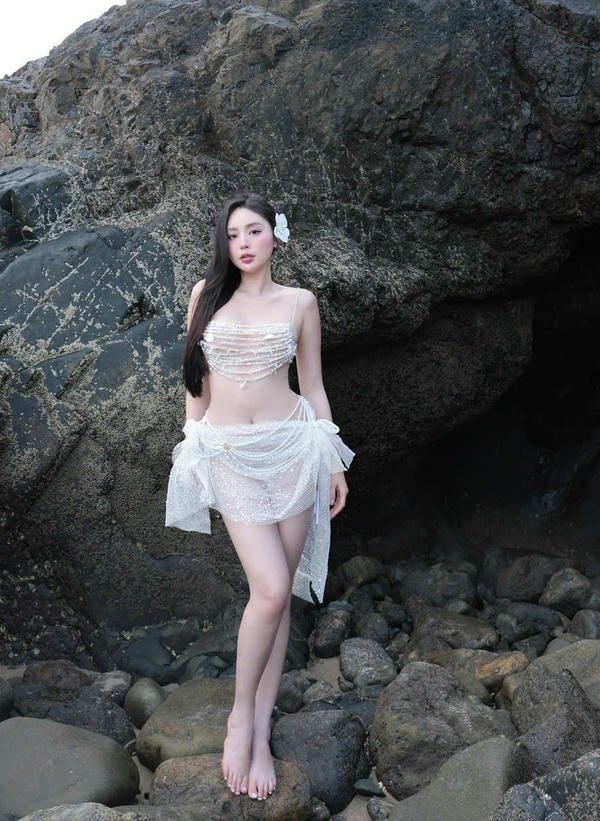 bikini siêu nhỏ và mỏng xuyên thấu (12)