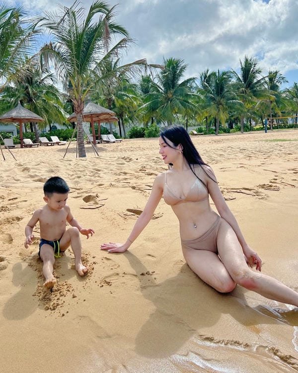 Diệp Lâm Anh bikini 4