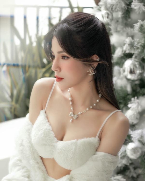 Diệp Lâm Anh sexy 8