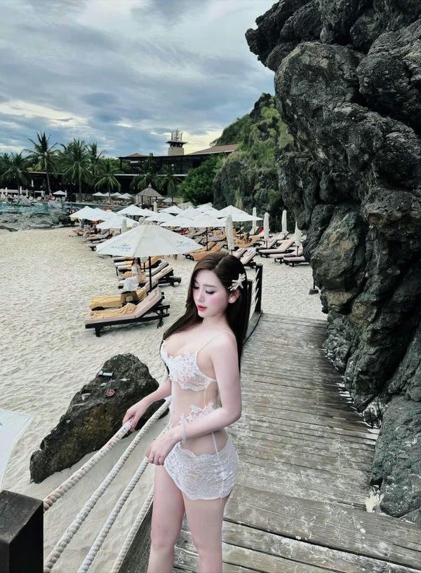 hình ảnh bikini siêu nhỏ