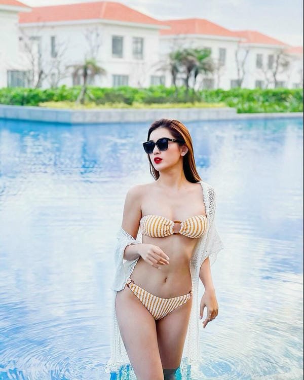 Huyền My bikini 1