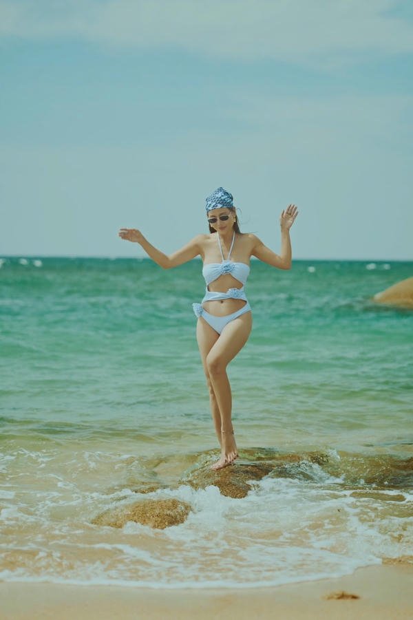 nam thư bikini (8)