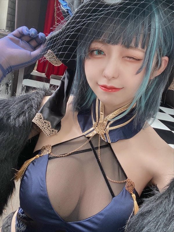 azure cosplay 6