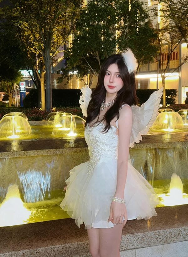 cô gái cosplay thiên thần