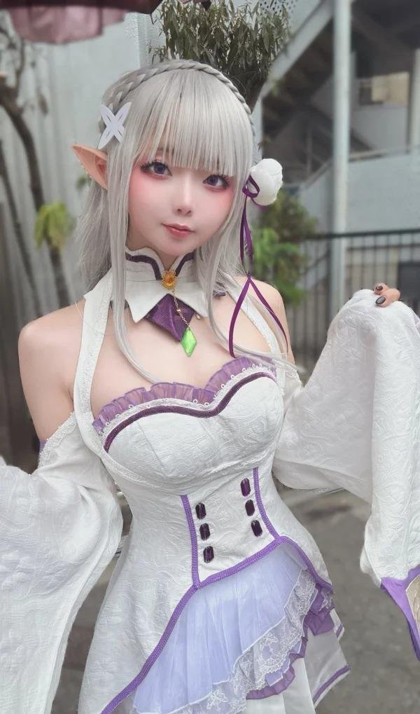 cosplay emilia anime