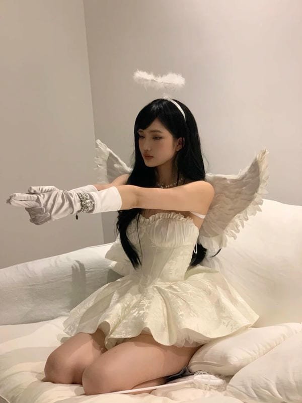 cosplay thiên thần troll