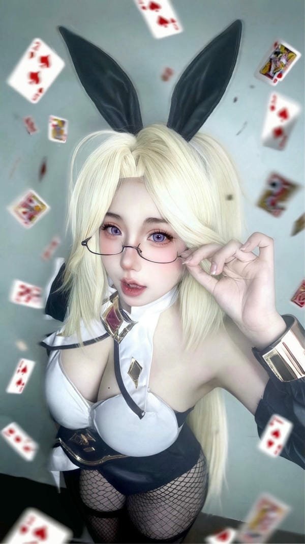 cosplay thỏ hầu gái​