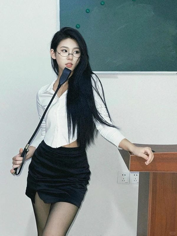 fiora cô giáo cosplay