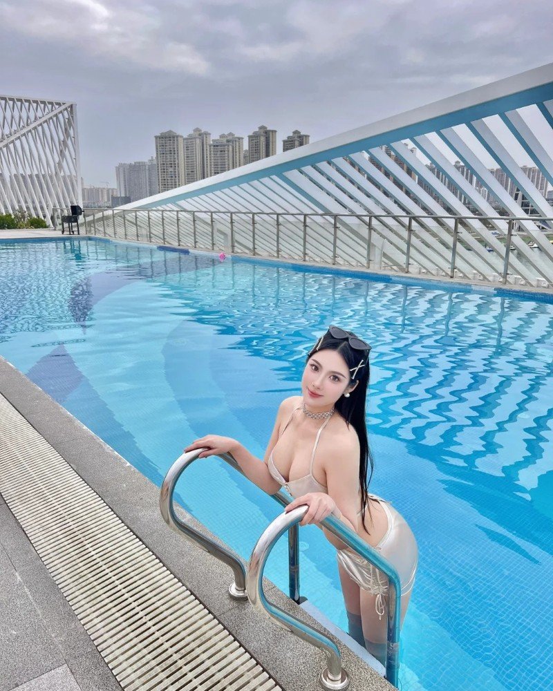 gái xinh vú to mặc bikini 11