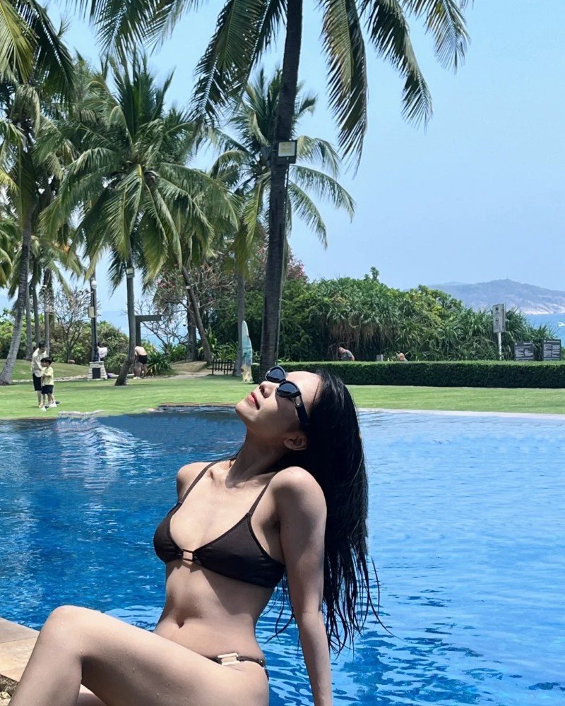 gái xinh vú to mặc bikini 28