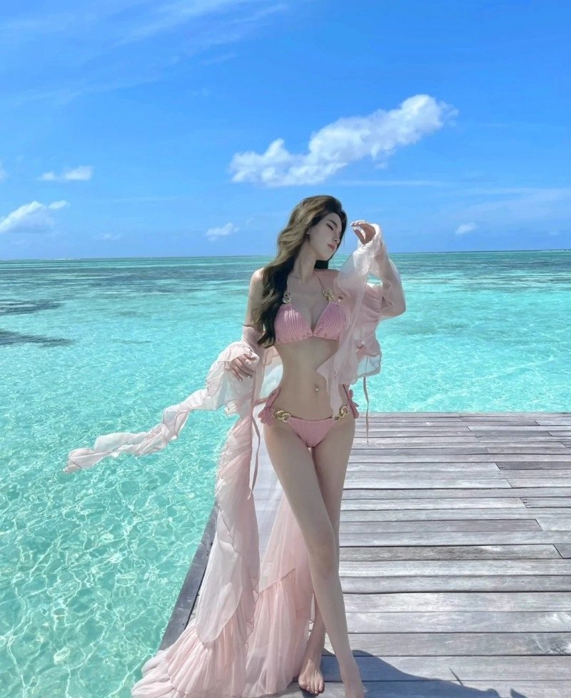 gái xinh vú to mặc bikini 8