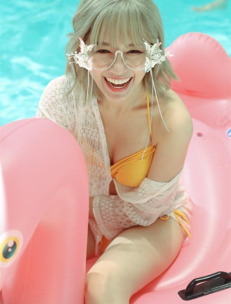 hari won mặc bikini