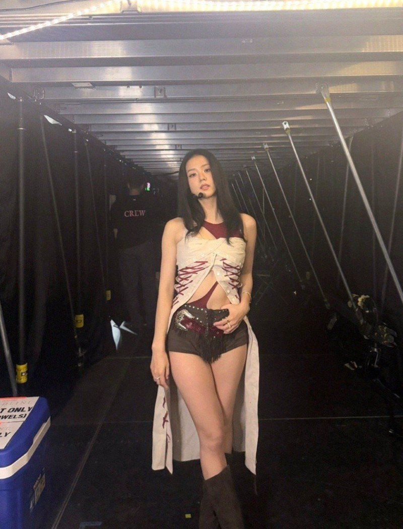 jisoo bikini 26