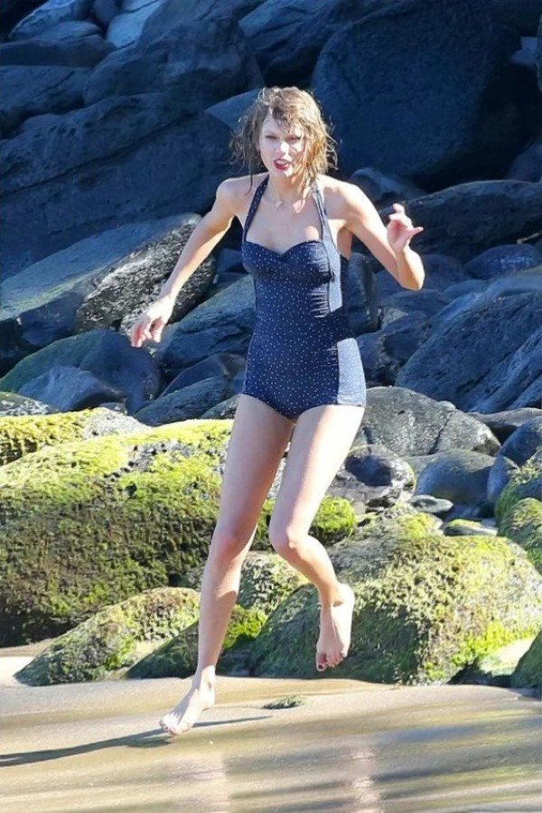taylor swift bikini 16