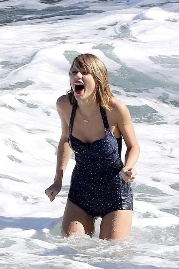 taylor swift bikini 26