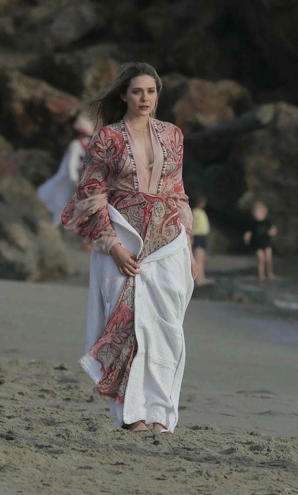 elizabeth olsen bikini (11)