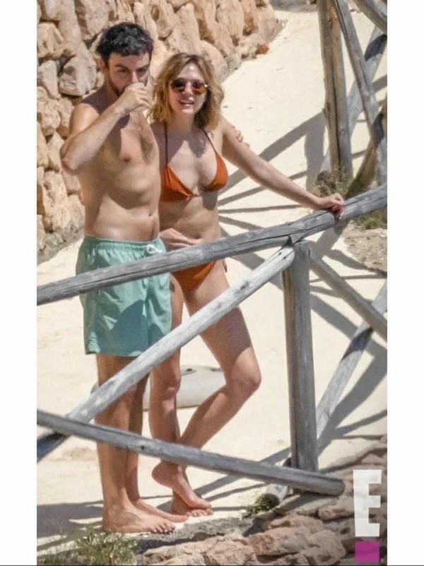 elizabeth olsen bikini (27)