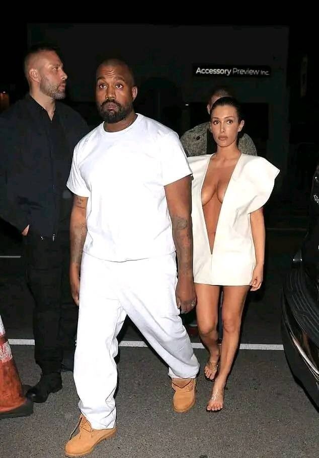 bianca censori nude (24)