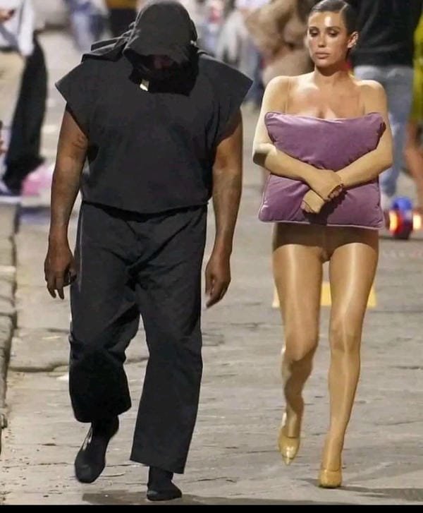 bianca censori nude (5)