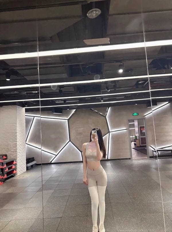 gái tập gym mặc bikini (12)